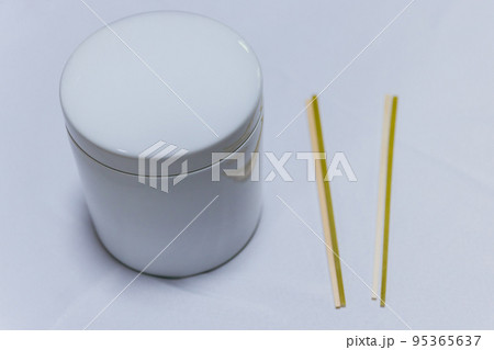 火葬場にある骨壷と箸 95365637