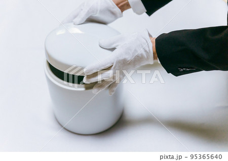 火葬場にある骨壷と箸 95365640