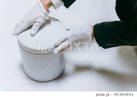 火葬場にある骨壷と箸 95365641