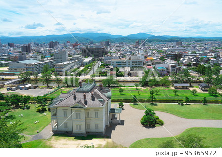 【日本100名城】鳥取城　久松公園　御三階櫓台から見た仁風閣と鳥取市街　鳥取県鳥取市 95365972