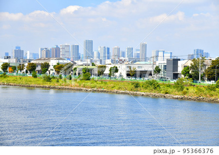 若洲橋/砂町南運河より東雲方面を望む(東京都江東区)【2022.9】 若洲橋/砂町南運河より東雲方面を望む(東京都江東区)【2022.9】 95366376
