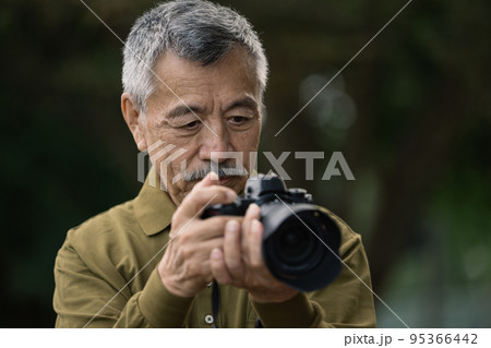 写真を撮るシニア男性 写真を撮るシニア男性 95366442