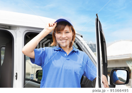 引越しや軽貨物ドライバーの女性。元気よく挨拶をする。 引越しや軽貨物ドライバーの女性。元気よく挨拶をする。 95366495