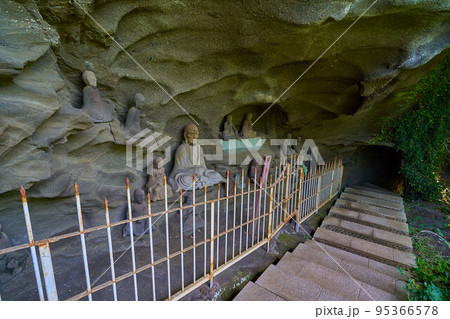 千葉県鋸南町の鋸山日本寺の千五百羅漢道(薜蘿洞（べきらどう）)の石仏 95366578