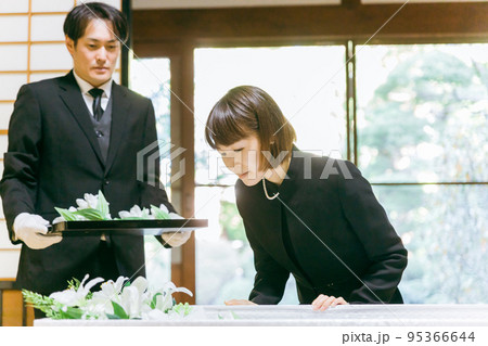 お葬式の納棺で花入れの儀をする日本人女性（お声掛け） 95366644