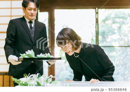 お葬式の納棺で花入れの儀をする日本人女性(お声掛け) お葬式の納棺で花入れの儀をする日本人女性(お声掛け) 95366646