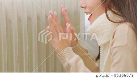 woman feel cold at home 95366678