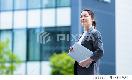 ノートパソコンを持ったビジネスウーマン 95366926