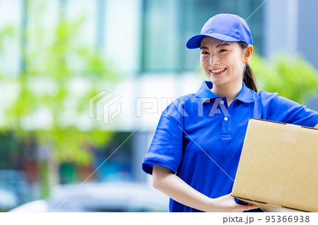 荷物を届ける宅急便の女性ドライバー 95366938