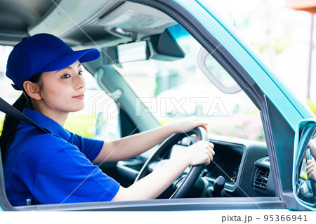 車に乗った配送スタッフ 95366941