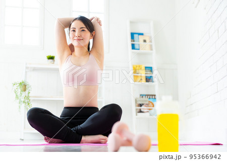 ストレッチをする女性 ストレッチをする女性 95366942