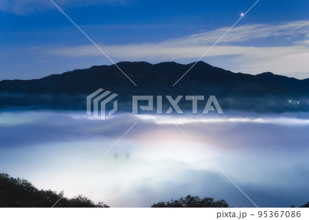都心から一番近い雲海スポット秩父雲海 95367086