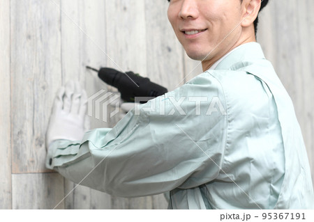 電動工具を持つ作業員の男性 電動工具を持つ作業員の男性 95367191
