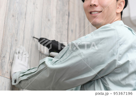 電動工具を持つ作業員の男性 電動工具を持つ作業員の男性 95367196