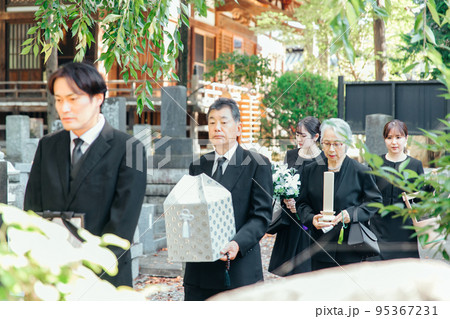 お葬式で納骨式に参列する遺族 お葬式で納骨式に参列する遺族 95367231