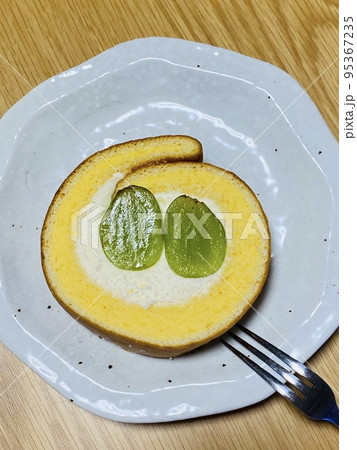 シャインマスカットのロールケーキ 95367235