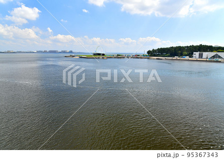若洲橋／砂町南運河より若洲海浜公園、舞浜方面を望む(東京都江東区)【2022.9】 95367343