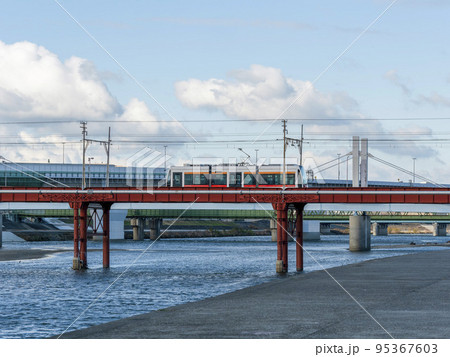 大和川の鉄橋を渡る阪堺電車 95367603