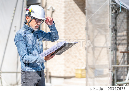 現場監督　工事監理者　主任技術者　指導監督　デニム　白髪　ひげ　設計図 95367673