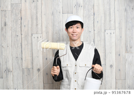 塗装ローラーとバケツを持つ作業員 95367678