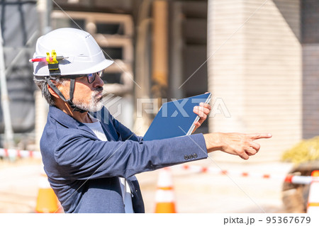 設計図面と建築現場を照合する工事監理者 白髪 ひげ 設計図面と建築現場を照合する工事監理者 白髪 ひげ 95367679