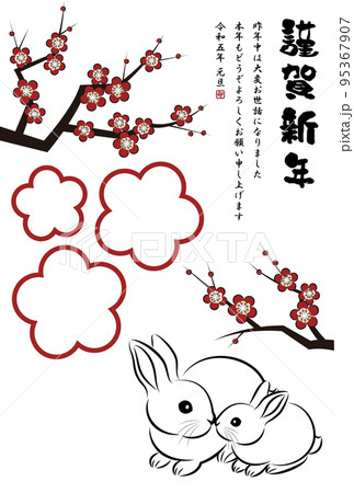 卯年 写真フレーム型年賀状テンプレート 梅花と可愛いウサギの親子 筆絵風のお洒落なイラスト ベクター 95367907
