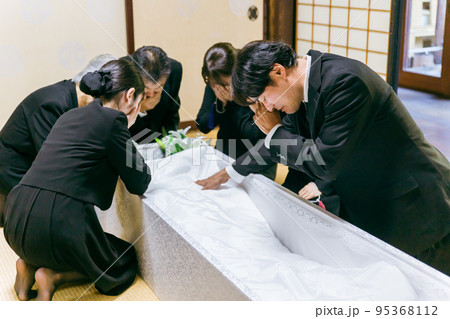 お葬式の納棺式で号泣する親族 95368112