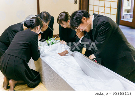 お葬式の納棺式で号泣する親族 95368113