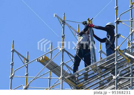 とび職人　仮設足場の解体作業風景 95368231