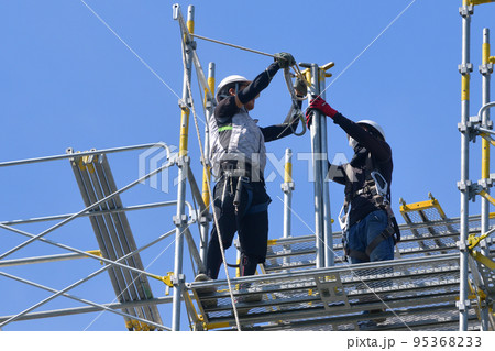 とび職人　仮設足場の解体作業風景 95368233