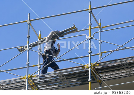 とび職人　仮設足場の解体作業風景 95368236