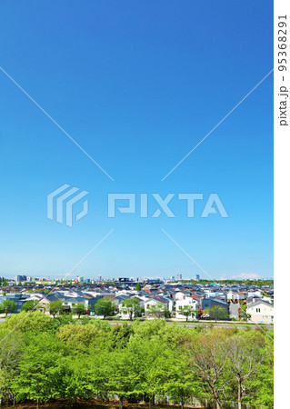 爽やかな青空の街並み 95368291