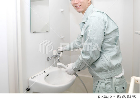 シャワーを点検する作業員の男性 95368340