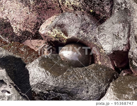 磯の丸い穴と石のポットホール 甌穴の写真素材 [95368747] - PIXTA