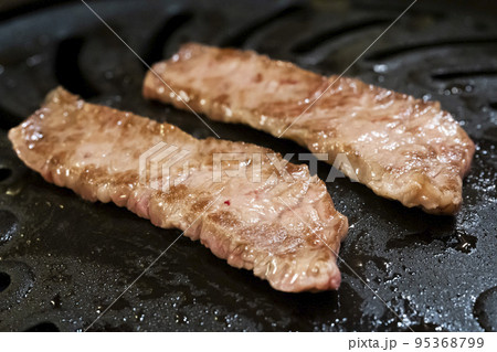 ジューシーな高級焼肉黒毛和牛　カルビ 95368799