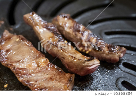 ジューシーな高級焼肉黒毛和牛 カルビ ジューシーな高級焼肉黒毛和牛 カルビ 95368804