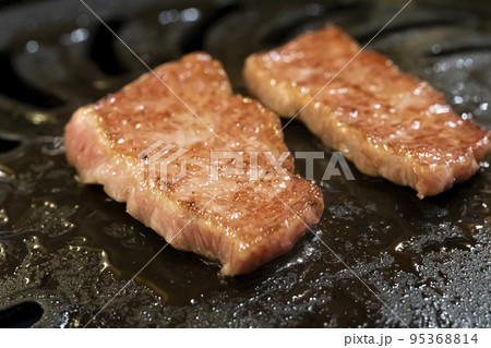 ジューシーな高級焼肉黒毛和牛【飛騨牛】上カルビ 95368814