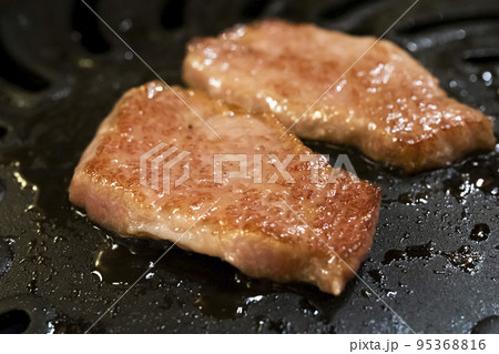 ジューシーな高級焼肉黒毛和牛【飛騨牛】上カルビ ジューシーな高級焼肉黒毛和牛【飛騨牛】上カルビ 95368816