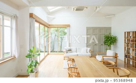 無人のリビングルーム 95368948