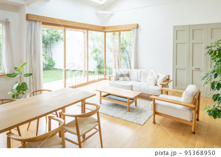 無人のリビングルーム 95368950