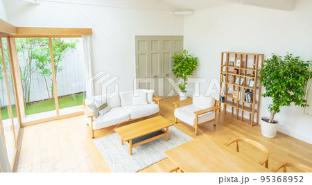 無人のリビングルーム 95368952