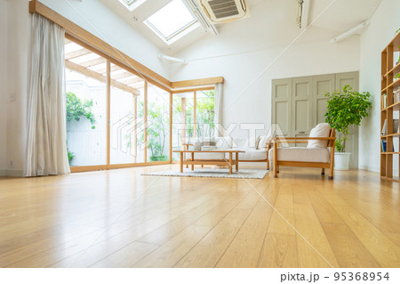 無人のリビングルーム 95368954