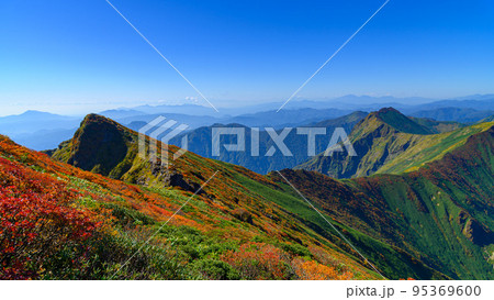 紅葉の谷川岳より望む山並みの絶景と快晴の空 紅葉の谷川岳より望む山並みの絶景と快晴の空 95369600