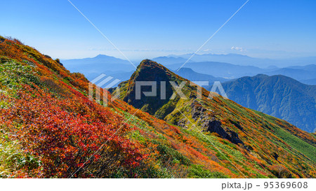 紅葉の谷川岳より望む山並みの絶景と快晴の空 紅葉の谷川岳より望む山並みの絶景と快晴の空 95369608