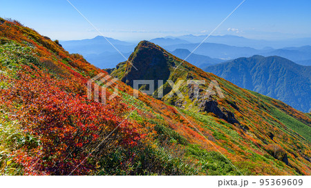 紅葉の谷川岳より望む山並みの絶景と快晴の空 95369609