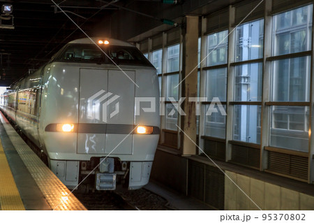 石川県金沢駅を発着する鉄道風景 95370802