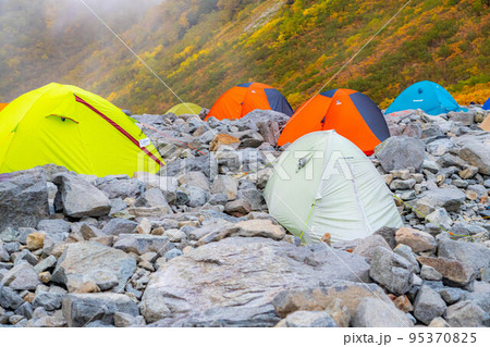 【キャンプ素材】涸沢カールの山岳テント【長野県】 95370825
