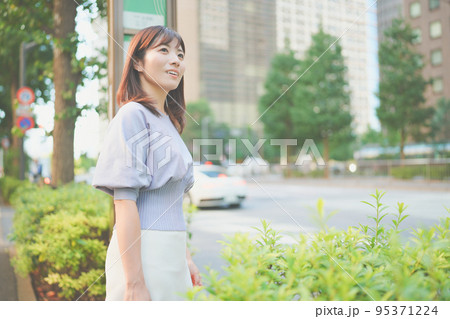 バス停でバスを待つ通勤中の女性 バス停でバスを待つ通勤中の女性 95371224