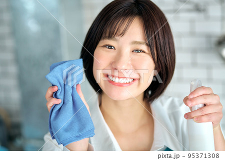 キッチンを除菌するエプロン姿の若い主婦 キッチンを除菌するエプロン姿の若い主婦 95371308
