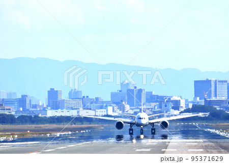 大阪国際空港 旅客機 離着陸 猪名川土手 大阪国際空港 旅客機 離着陸 猪名川土手 95371629